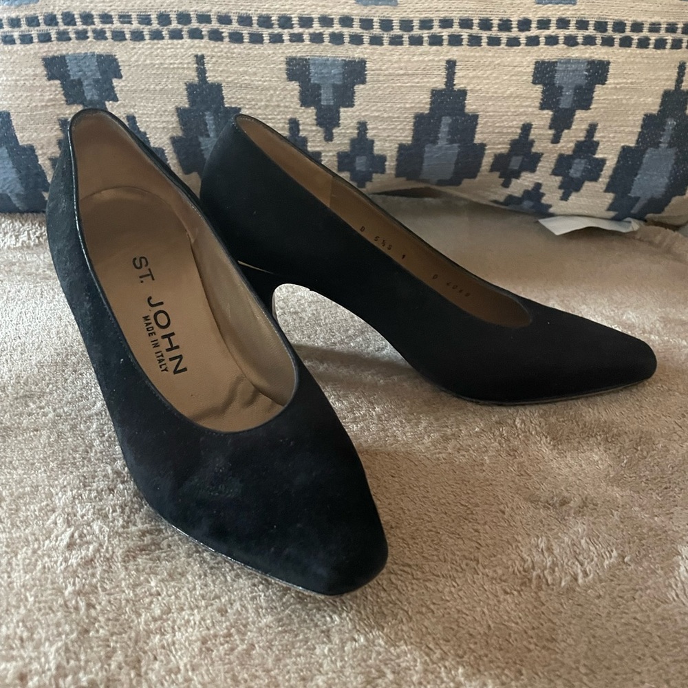 Vintage pair of St. John black pumps. Size 5.5S